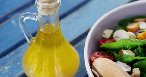 Salada com cogumelos e verduras frescas — Vídeo de Stock