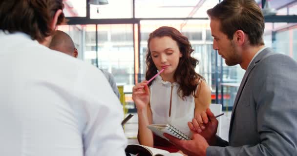 Ejecutivos de negocios que interactúan entre sí en reuniones — Vídeo de stock