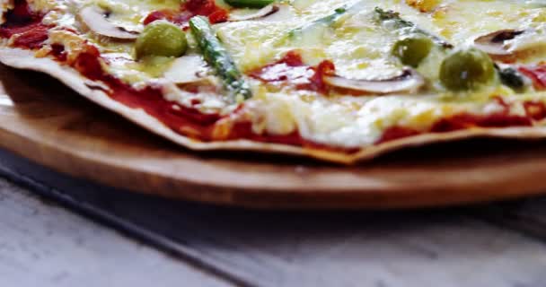 Ψημένη πίτσα με φυτικά υλικά για γαρνίρισμα — Αρχείο Βίντεο