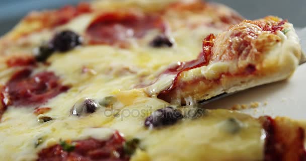 Pizza au fromage et olives sur la table — Video