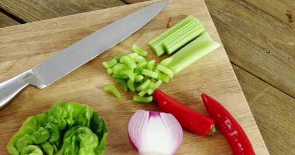 Hortalizas y cuchillo de cocina — Vídeos de Stock