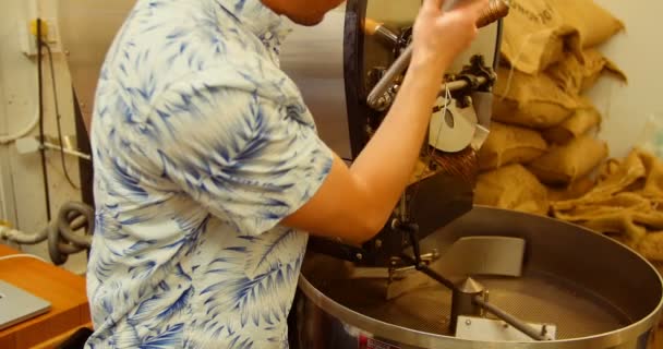 Man met koffie slijpmachine — Stockvideo