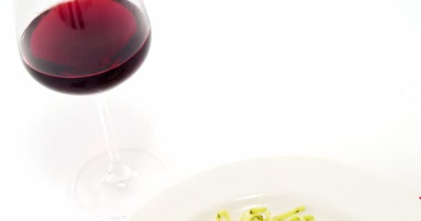 Тарелка пасты с красным вином — стоковое видео