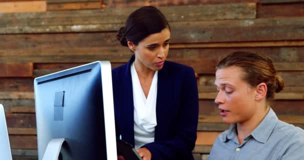 Business executives interacting with each other at desk — Stock Video