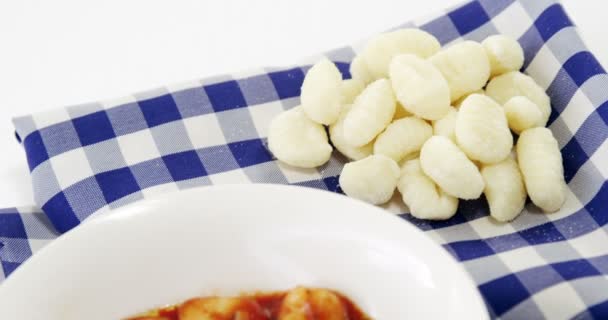 Gekookte pasta in de kom — Stockvideo