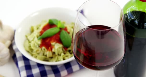 Pişmiş makarna ile kırmızı şarap — Stok video