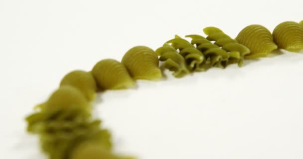 Verschiedene Fusilli und Conchiglie Pasta auf weißem Hintergrund — Stockvideo