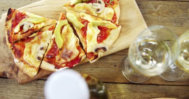 Pizza com um copo de vinho e especiarias — Vídeo de Stock