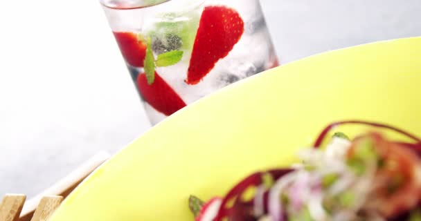 Salade de légumes frais dans une assiette — Video