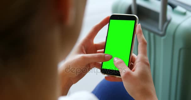 Nő SMS-ezés mobiltelefonon — Stock videók