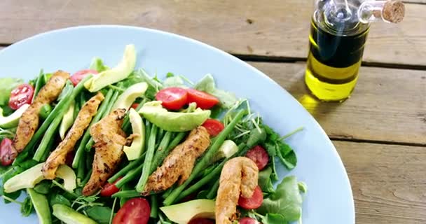 Salade met gebakken kip en groenten — Stockvideo