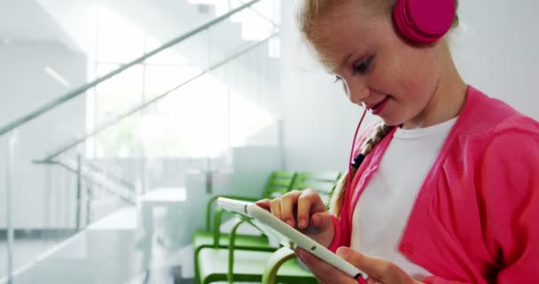 Девушка слушает музыку из цифрового планшета — стоковое видео