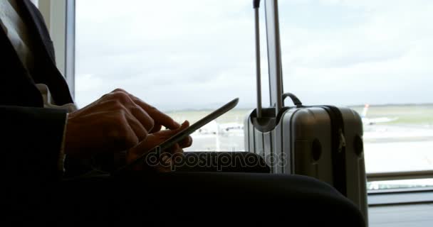 Geschäftsmann nutzt digitales Tablet am Flughafen — Stockvideo