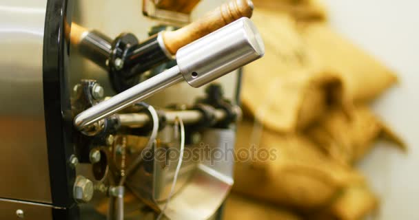 Hombre usando máquina de molienda de café — Vídeos de Stock