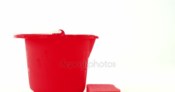 Close-up de balde de plástico e esponja de limpeza — Vídeo de Stock