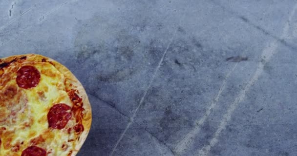 Pizza met pepperoni toppings — Stockvideo