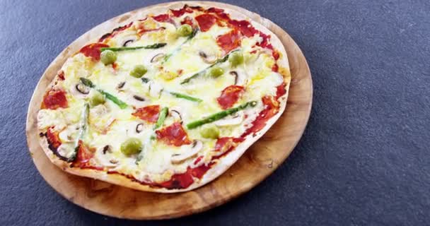 Gebakken pizza met plantaardige toppings — Stockvideo