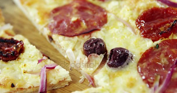 Гаряча смачна італійська піца — стокове відео