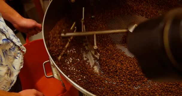 Hombre usando máquina de molienda de café — Vídeos de Stock