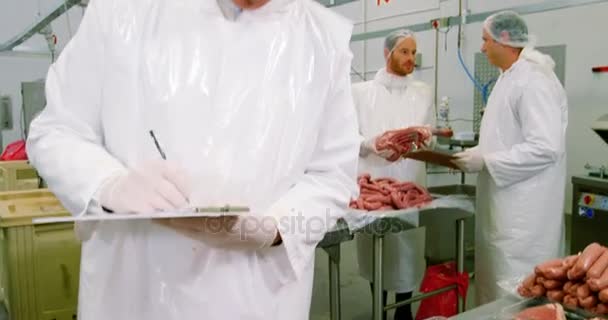 Mannelijke slager behoud van records op Klembord — Stockvideo