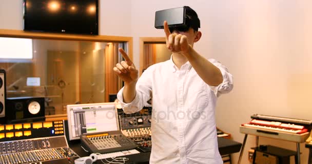 Male audio engineers virtual reality headset — Stock Video