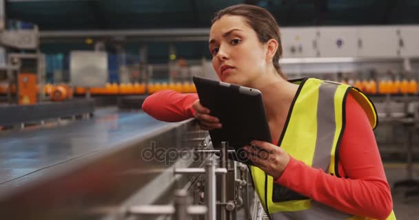 Supervisor utilizando tableta digital cerca de la línea de producción — Vídeo de stock