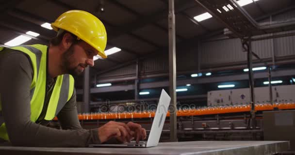 Supervisore maschio che utilizza laptop vicino alla linea di produzione — Video Stock