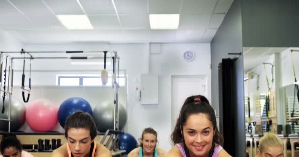 Schöne Frauen beim Training im Fitnessstudio — Stockvideo