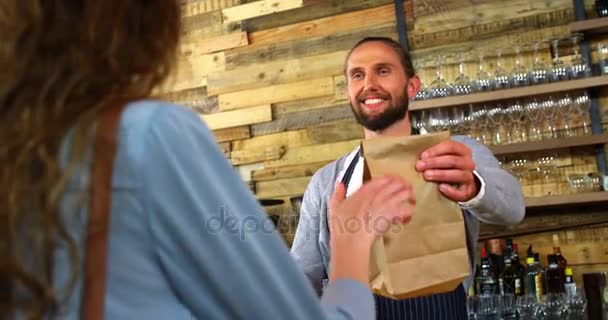 Garson kadın müşteri kontuarında parsel verilmesi — Stok video