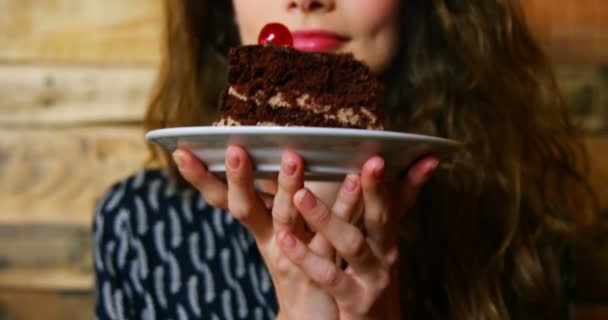 Female customer holding plate with pastry — Stock Video