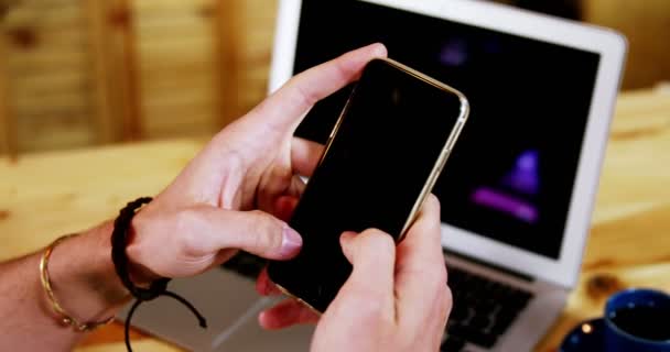 Male customer using mobile phone at counter — Stock Video