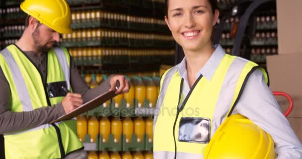 Женщина-супервайзер улыбается на складе — стоковое видео