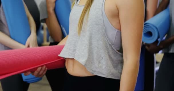 Krásné ženy stojící ve fitness studiu — Stock video
