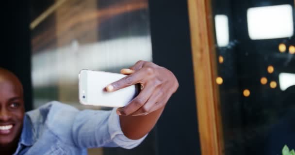 Amigos tomando selfie en la cafetería — Vídeo de stock