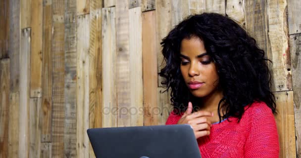 Vacker kvinna som använder laptop — Stockvideo