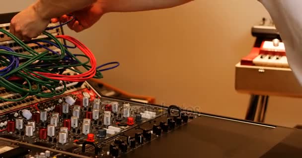 Inżynier dźwięku przy użyciu miksera dźwięku — Wideo stockowe