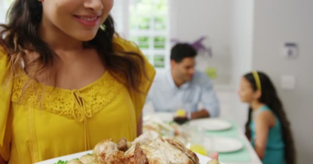 Счастливая женщина держит поднос с едой — стоковое видео