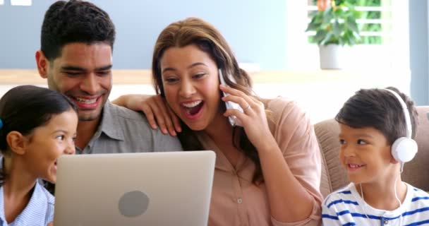 Família usando laptop, telefone celular — Vídeo de Stock