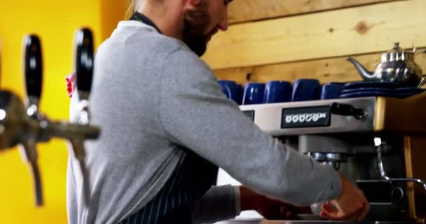 Cameriere facendo tazza di caffè — Video Stock