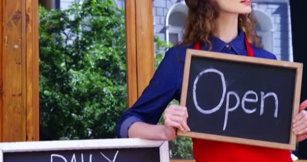 Lächelnde Kellnerinnen mit offenem Schild — Stockvideo