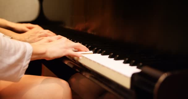 Närbild av man och kvinna spela piano — Stockvideo