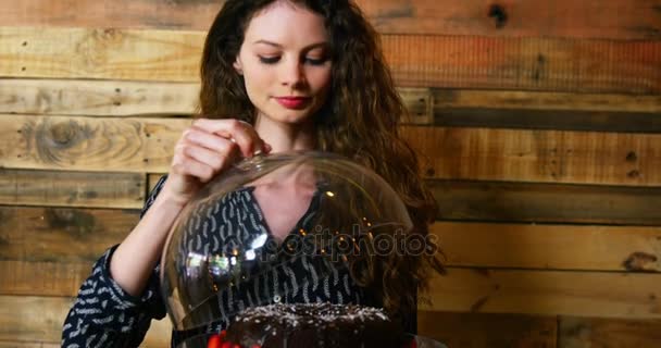 Жіночий клієнт тримає торт — стокове відео