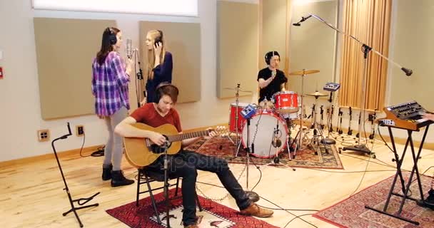 Banda de música tocando em estúdio — Vídeo de Stock