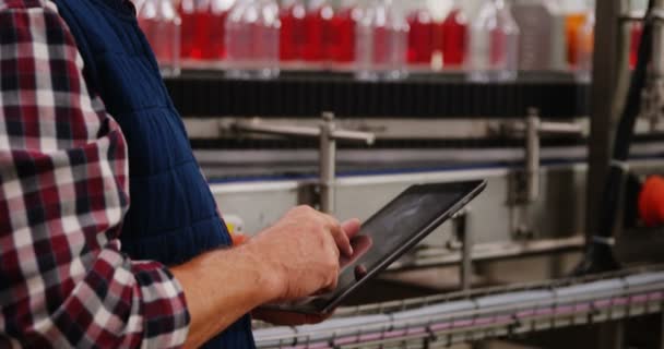 Pracownik przy użyciu cyfrowego tabletu w fabryce butelka — Wideo stockowe