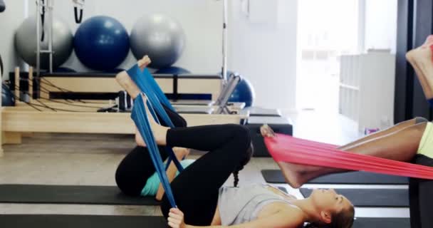Mulheres bonitas exercitando no estúdio de fitness — Vídeo de Stock