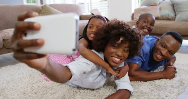 Família tomando selfie — Vídeo de Stock