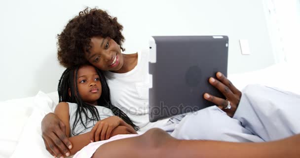Matka i córka za pomocą cyfrowego tabletu w sypialni — Wideo stockowe