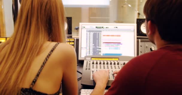 Engenheiros de áudio usando misturador de som — Vídeo de Stock