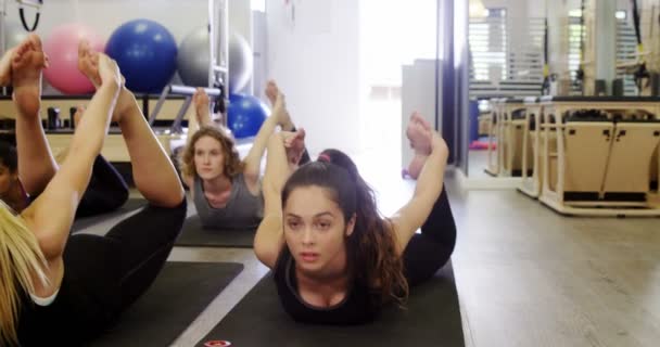 Schöne Frauen beim Training im Fitnessstudio — Stockvideo