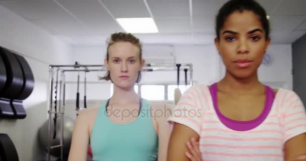 Schöne Frauen stehen im Fitnessstudio — Stockvideo